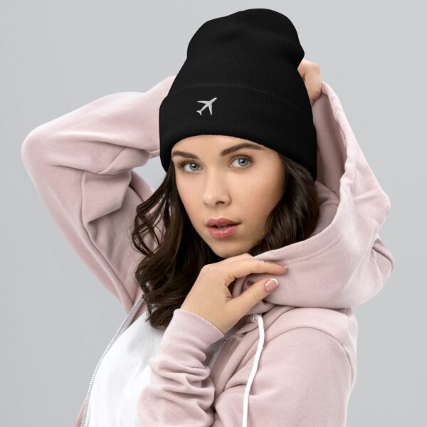 Gorro con bordado de avión
